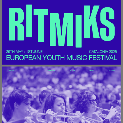 Logo Ritmiks und Jugendliche mit Blasinstrumenten